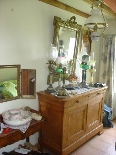 Cette chambre comprend un miroir et une commode en bois avec un miroir. dans l'établissement Chez Arthur, à Cherrueix