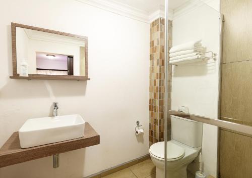 Un baño de My Den Beachfront B&B and Self-Catering