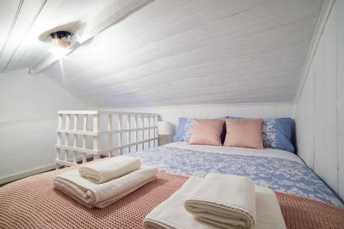 sypialnia z łóżkiem z 2 poduszkami w obiekcie Casa com Alma Portuguesa @ Alfama w Lizbonie