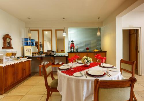 Un restaurante u otro lugar para comer en My Den Beachfront B&B and Self-Catering