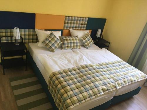 ein Schlafzimmer mit einem großen Bett mit Kissen darauf in der Unterkunft Villa Renatus in Obernburg am Main