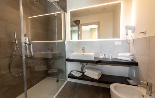 een badkamer met een wastafel, een douche en een toilet bij Hotel Mayer in Lido di Jesolo