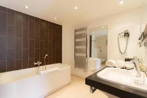 Ett badrum på Hotel Le Verger Maelvi