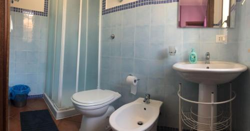トラビーアにあるLa Casa Giallaのバスルーム(トイレ、洗面台付)