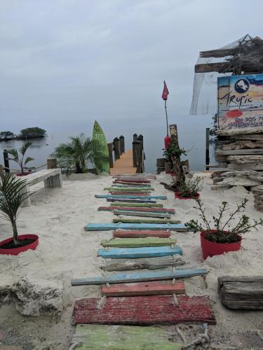 una fila de toallas de playa en la arena en Snappers Key Largo, en Cayo Largo