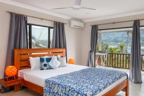 Cama o camas de una habitación en Surf Tropical Villa Seascape