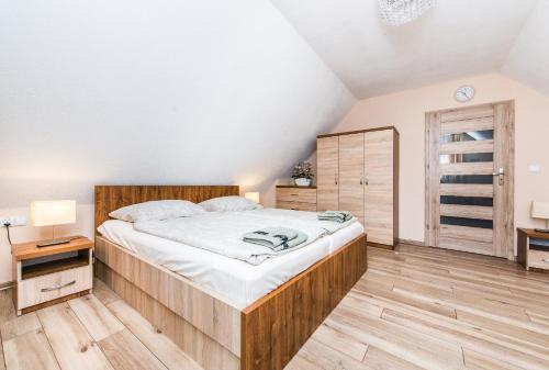 Ein Bett oder Betten in einem Zimmer der Unterkunft Domek U Justyny