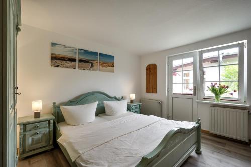 um quarto com uma cama e uma janela em Appartementhaus Bergstraße em Prerow