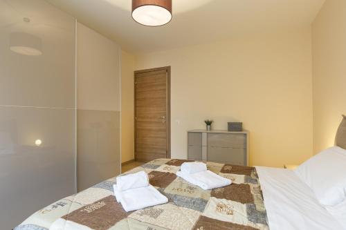 Una cama o camas en una habitación de Girasole by Quokka 360 - quiet two-bedroom apartment close to the centre