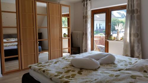 - une chambre avec un lit et 2 oreillers dans l'établissement Räuberhöhle, à Deuselbach