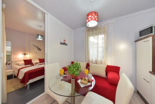 Postel nebo postele na pokoji v ubytování Apartmani Miluška