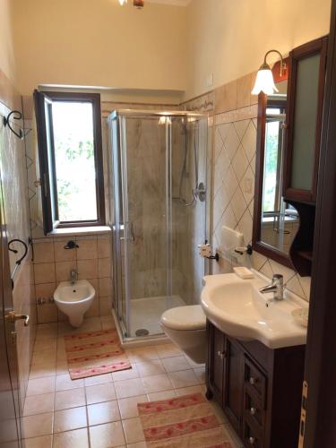 トロペアにあるResidenza Eoloのバスルーム(シャワー、洗面台、トイレ付)