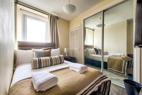 Llit o llits en una habitació de No.5 Serviced Apartment
