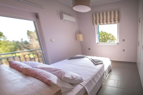 Postel nebo postele na pokoji v ubytování Villa Dimos