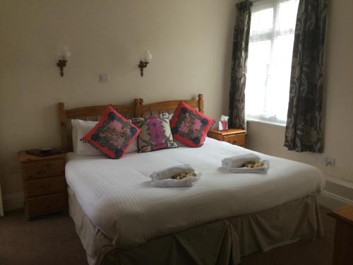 een slaapkamer met een bed met twee knuffels erop bij The Captains in St Martin Guernsey