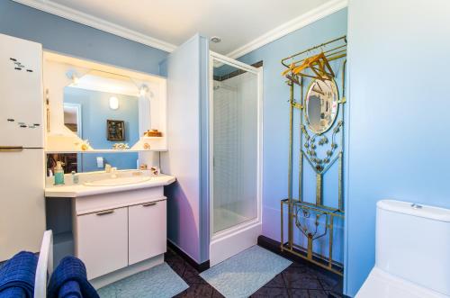 La salle de bains est pourvue d'une douche et d'un lavabo. dans l'établissement L'Hôme du Monde, à Bretteville-lʼOrgueilleuse
