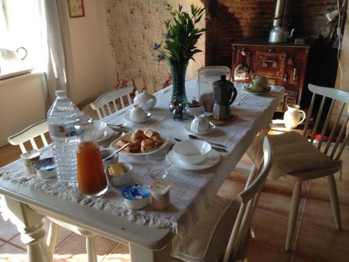 een tafel met eten en drinken erop bij Le Domaine in Lignac