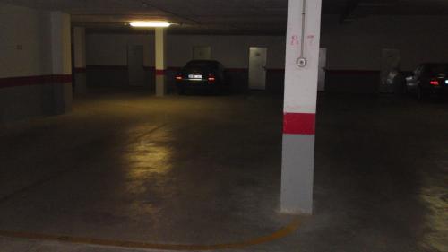 un garaje con un coche aparcado en él en Apartamento Mirador de Conil, en Conil de la Frontera