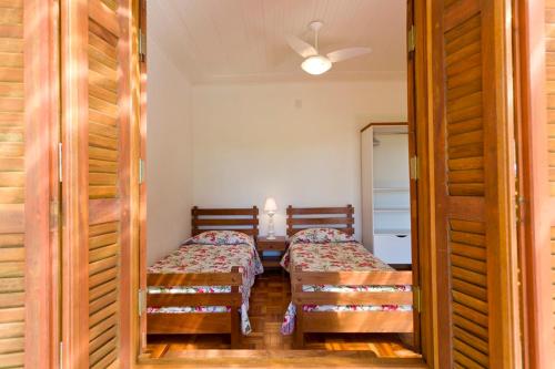 Habitación pequeña con 2 camas y espejo. en Fazenda Santa Teresa Hotel, en Bocaina
