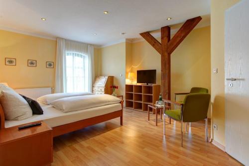 una camera con letto, tavolo e TV di Gasthaus Hannover ad Hannover