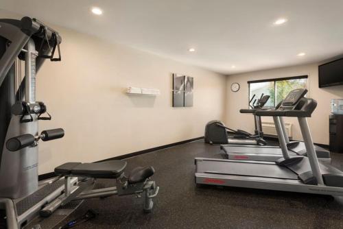 a gym with cardio equipment in a room at Country Inn & Suites by Radisson, Baxter, MN in Baxter