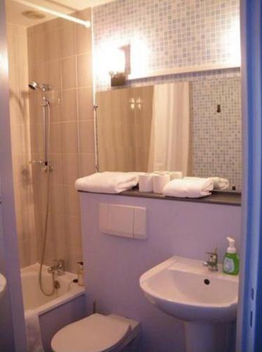 Ванная комната в Contact Hôtel Come Inn
