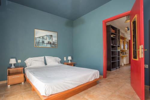 ニドリにあるBlue Seaview Apartment 75 sqm on Nydri Coastの青い壁のベッドルーム(ベッド1台付)