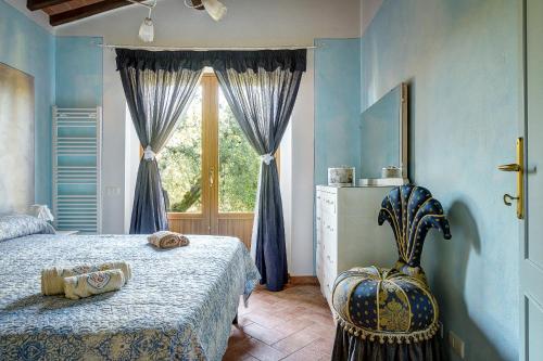 Tuscan Roots في La Croce: غرفة نوم بسريرين وكرسي ونافذة
