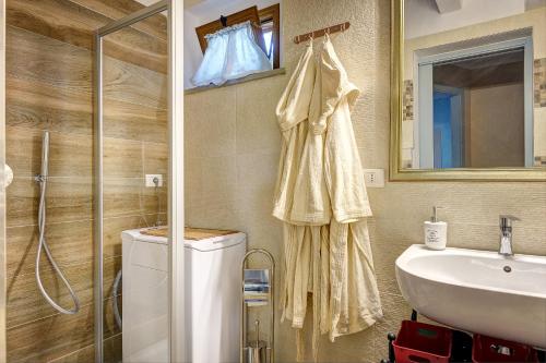 A bathroom at Tuscan Roots