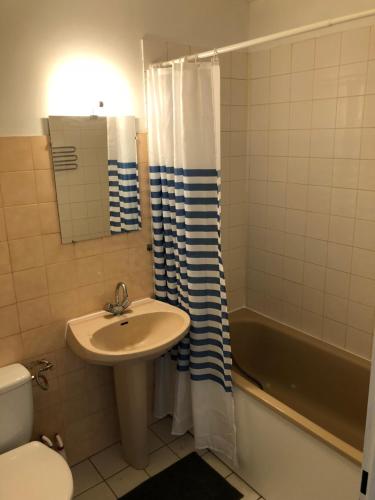 y baño con lavabo, aseo y ducha. en Sleep in Paris - Pontault, en Pontault-Combault