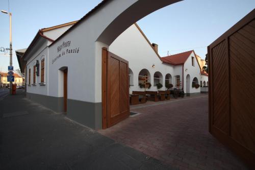 a building with wooden doors on the side of a street at Régi Posta Hotel és Étterem in Debrecen