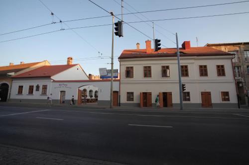 a white building on the corner of a street at Régi Posta Hotel és Étterem in Debrecen