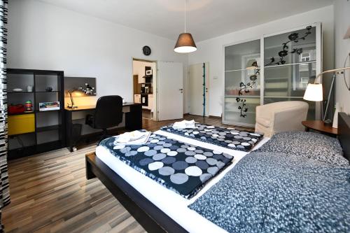 A bed or beds in a room at GOOD(wo)MAN'S HOME I