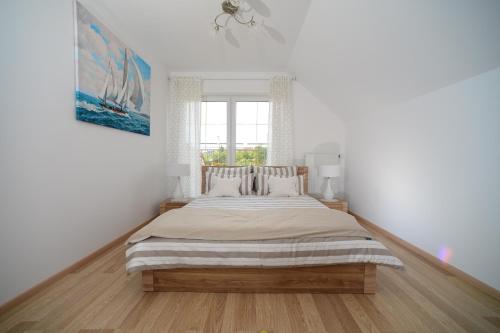 里沃Irena domek的一间带大床的卧室，带窗户