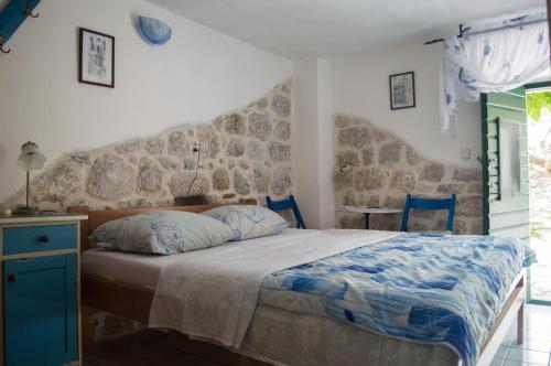 1 dormitorio con 1 cama con cómoda azul y sillas azules en Apartments Subotic, en Risan