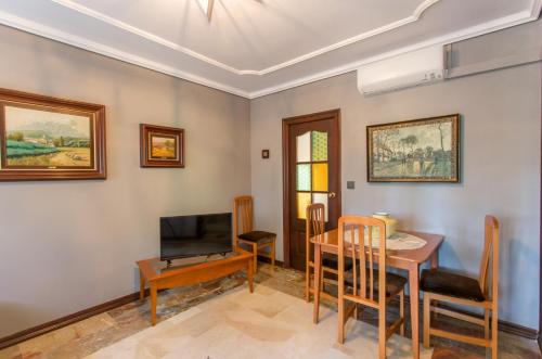 Μια τηλεόραση ή/και κέντρο ψυχαγωγίας στο Apartamentos Gaudi Style