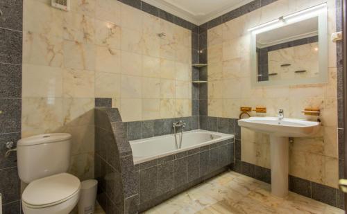 Ένα μπάνιο στο Apartamentos Gaudi Style