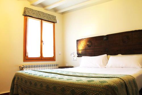 a bedroom with a large bed with a window at Posada Ignatius in Navarrete