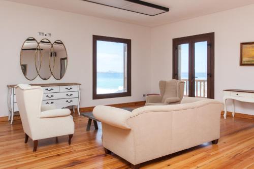 a living room with a couch and two chairs at Hotel El Mirador de Fuerteventura in Puerto del Rosario