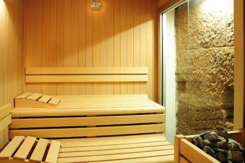 a sauna with two beds and a shower at Hotel Lunetta in Rome