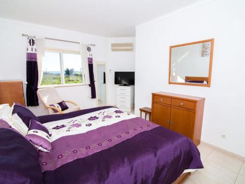 ポルティマンにあるOasis Parque Home 187のベッドルーム(紫色のベッド1台、鏡付)