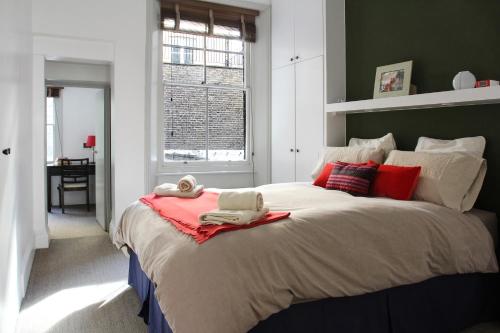 ロンドンにあるImperial Houseのベッドルーム1室(大型ベッド1台、動物2匹の詰め物付)
