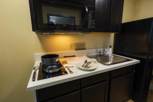 A kitchen or kitchenette at Hawthorn Suites by Wyndham St. Robert/Ft. Leonard Wood