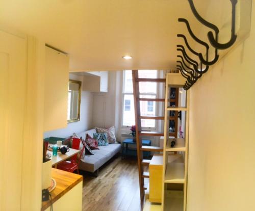 ロンドンにあるHarrington Gardensのリビングルーム(ソファ付)と部屋へのはしご