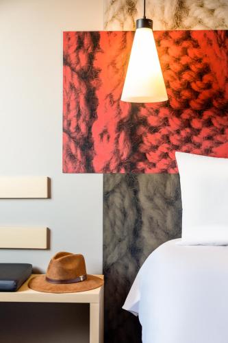 a hat sitting on a table next to a bed at Ibis Mexico Tlalnepantla in Mexico City