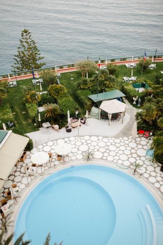 an overhead view of a swimming pool at a resort at Grand Hotel Del Mare Resort & Spa in Bordighera