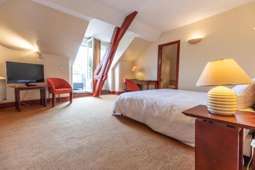 Un pat sau paturi într-o cameră la Hôtel Terminus