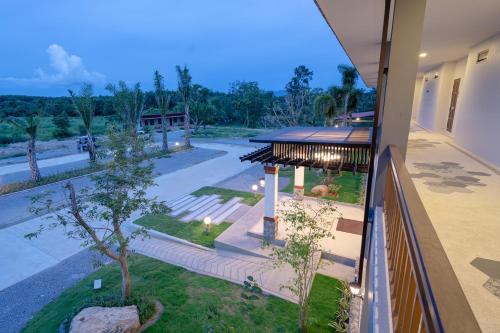 チャンタブリーにあるMyrrh Hotel Chanthaburiの通りの見える建物の頭上
