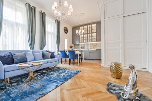 プラハにあるGlamour Frida apartmentのリビングルーム(青いソファ、青いラグ付)