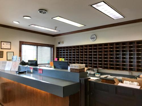 an office with a cashier counter and a cashierasteryasteryasteryasteryastery at Motel 6-Fayetteville, NC - Fort Liberty Area in Fayetteville